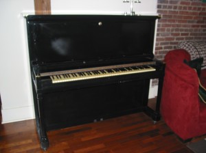 img_1103 Piano with keys showing